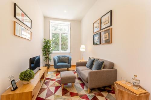 a living room with a couch and a tv at YOUROPO - Cosy in Porto