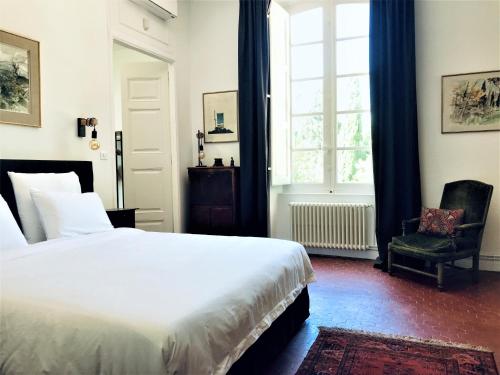 Una cama o camas en una habitación de Château de Saint-Girons B&B