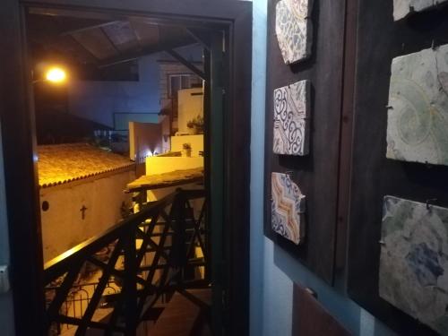 an open door to a room with a kitchen at I MITI ViviendaVacacional in Chio