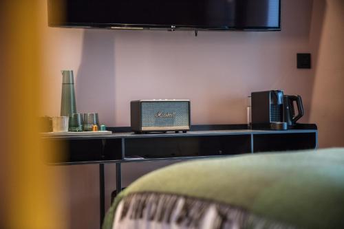 a desk with a laptop and a coffee maker on it at Maison Margo in Ghent