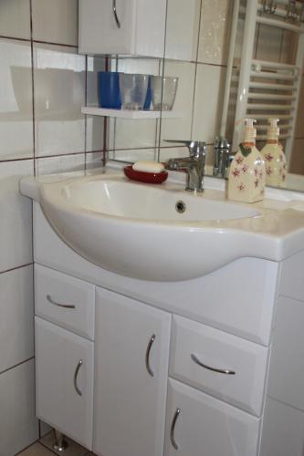 um lavatório branco na casa de banho com um espelho em Óhuta em Parád