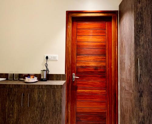 uma porta de madeira numa cozinha com um balcão em Hotel Serene Palace em Port Blair