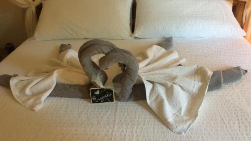 a bed with a blanket and two snakes on it at Maison Tizi in Passoscuro