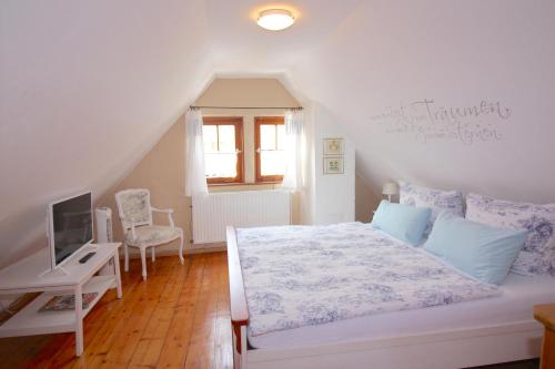 1 dormitorio con 1 cama y escritorio con TV en Ferienhaus am Marienkloster en Quedlinburg