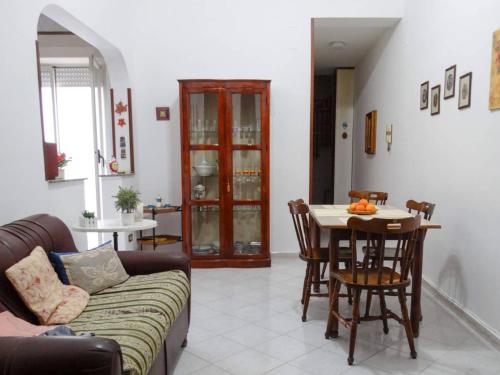 salon z kanapą i stołem w obiekcie Holiday Home Sferracavallo w mieście Palermo