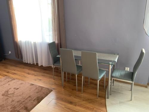 comedor con mesa y sillas en Apartament Leśne, en Bydgoszcz