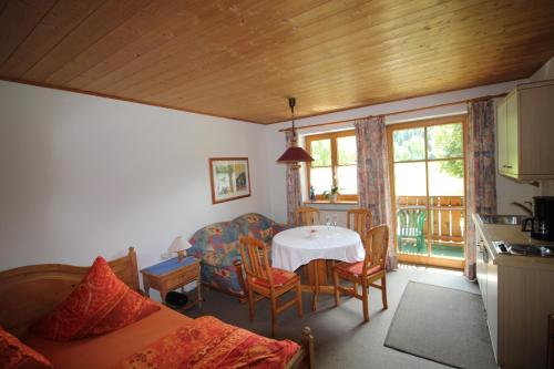 sala de estar con mesa y cocina en Ferienwohnung Uschi Hipp, en Schwangau