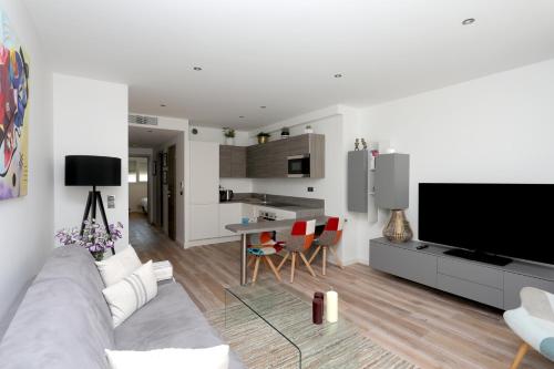 un salon avec un canapé et une télévision dans l'établissement Excellent Appt 2 pièces Super Croisette, à Cannes