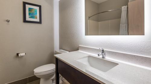 Kúpeľňa v ubytovaní Best Western Shallotte / Ocean Isle Beach Hotel