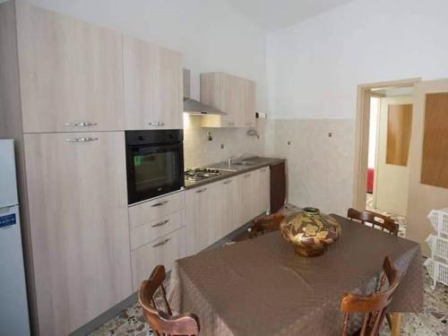 eine Küche mit einem Tisch und einer Obstschale darauf in der Unterkunft Vento di Scirocco in Pozzallo