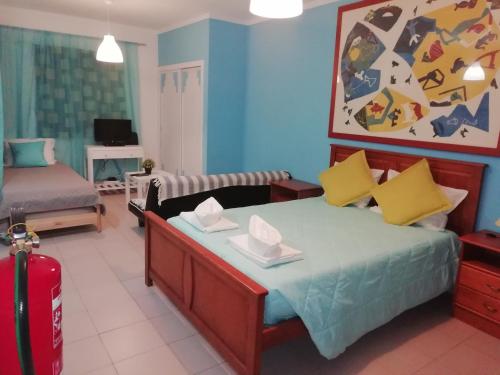 ポルティマンにあるAncora T0 Apartamento Praia da Rochaのリビングルーム(ベッド1台、ソファ付)