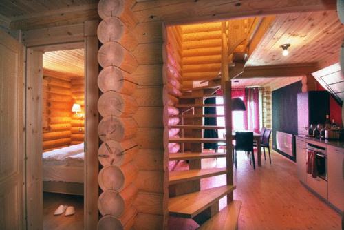 une cabane en rondins avec un escalier menant à une chambre dans l'établissement Chalet Ana & SPA, aux Angles