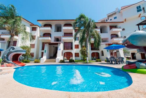 uma piscina com parque aquático em frente a um edifício em Costa Club Punta Arena - Todo Incluido em Puerto Vallarta