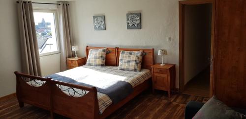 um quarto com uma cama com almofadas e uma janela em Waldhaus Nearby Nürburgring em Bongard