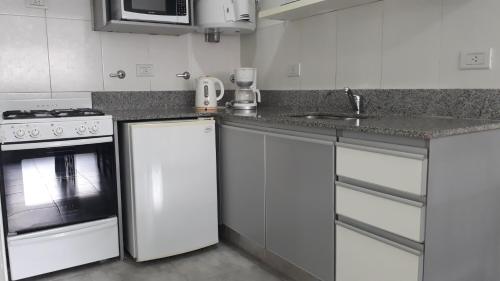 Kuchyň nebo kuchyňský kout v ubytování Depto Buenos Aires