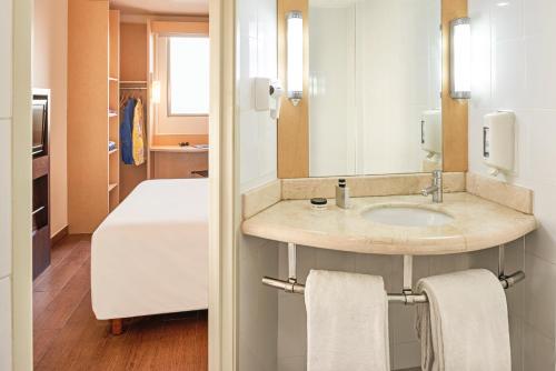 Um banheiro em Ibis Cancun Centro