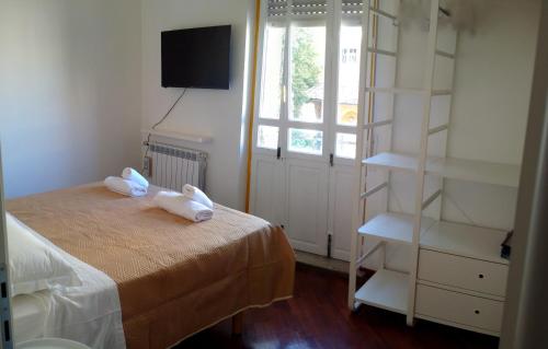 sypialnia z łóżkiem i półką na książki w obiekcie La CasUPOLA Saint Peter's Quiet Room w Rzymie