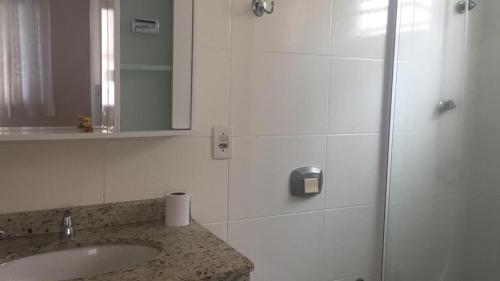 een badkamer met een wastafel en een douche bij Lindo Apartamento em Balneário Camboriú in Balneário Camboriú