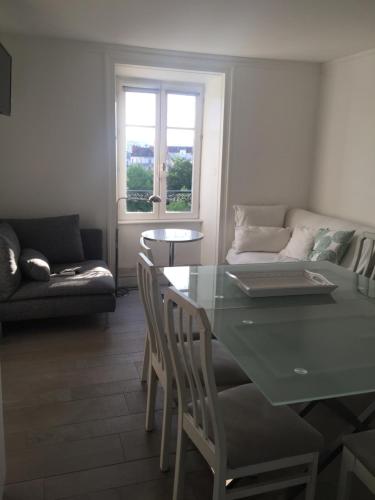 un salon avec une table et un canapé dans l'établissement Le Jardin Darcy Liberté Hyper centre gare-ville parking public payant dans la rue, à Dijon