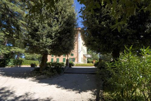 a building with a tree in front of it at Hotel Villa Verdefiore in Appignano
