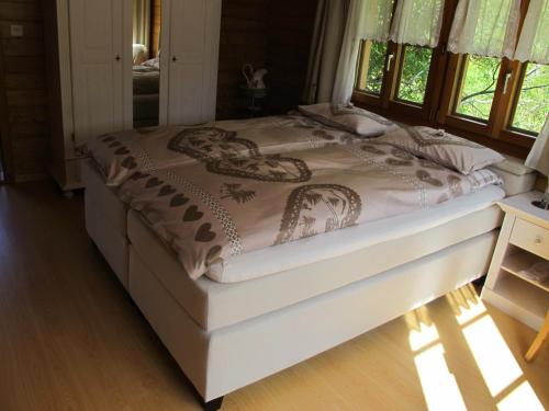 1 cama grande en un dormitorio con marco de cama en Matterhorn Ried Suite en Zermatt