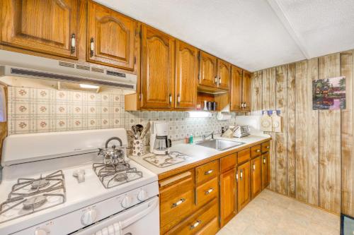 Dapur atau dapur kecil di Leisure by the Lake