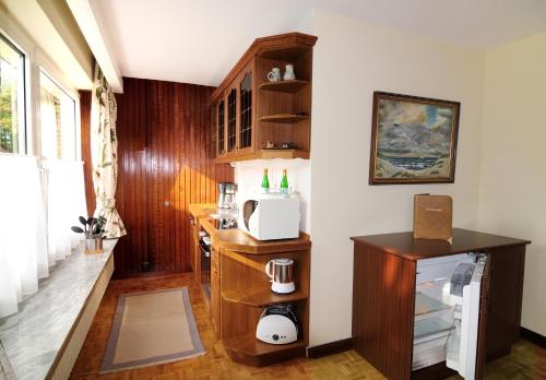 Habitación con cocina con encimera y microondas. en Appartementhaus "Helgoland", en Cuxhaven