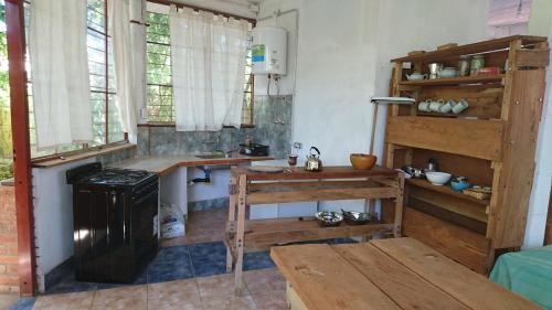 una cucina con tavolo e piano cottura in una stanza di Scenario Yguazu a Puerto Iguazú
