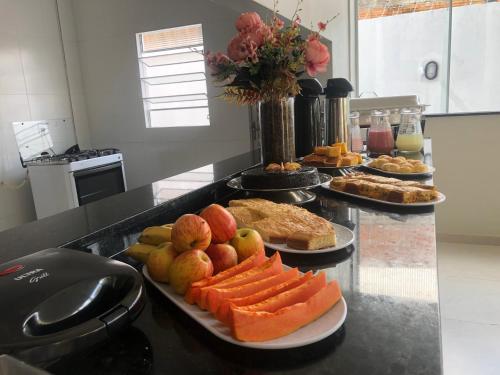 un buffet di diversi tipi di cibo su un bancone di GRAN PARADA HOTEL a Castanhal