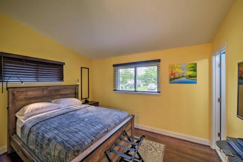 1 dormitorio con cama y ventana en Escape to our cozy 3 Bed Rm 2 Bath Unit in Alexandria VA, en Alexandria