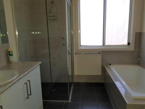 Ένα μπάνιο στο Agape Holiday Home with Pool table ,NBN Internet