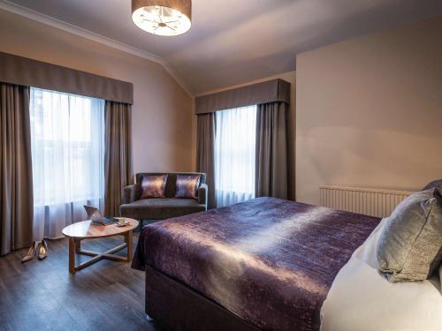 Tempat tidur dalam kamar di Brandon Hall Hotel & Spa Warwickshire