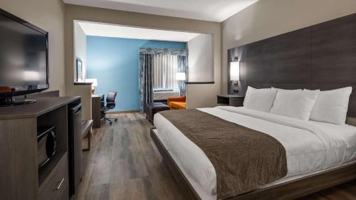 Gulta vai gultas numurā naktsmītnē Best Western Shallotte / Ocean Isle Beach Hotel