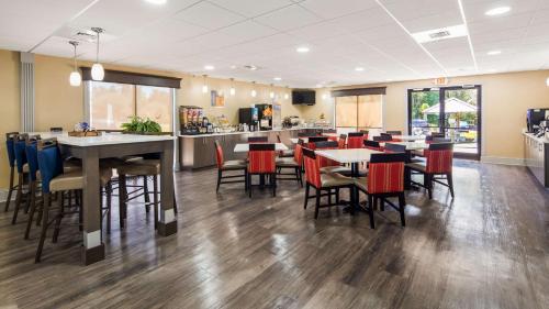 a dining room with tables and chairs in a restaurant at Best Western Shallotte / Ocean Isle Beach Hotel in Shallotte