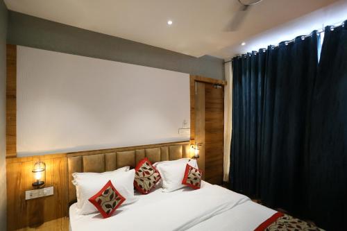 A bed or beds in a room at A Palace on River ( Rashmi Guest House )