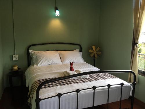 Łóżko lub łóżka w pokoju w obiekcie Talardkao Balcony Krabi