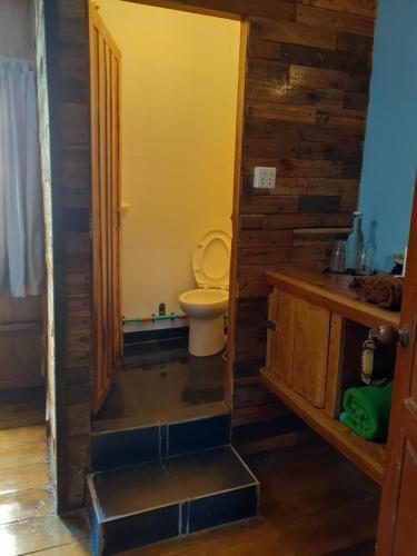 uma casa de banho com um WC e uma parede de madeira em Bong's Guesthouse M'Pai Bay em Koh Rong Sanloem