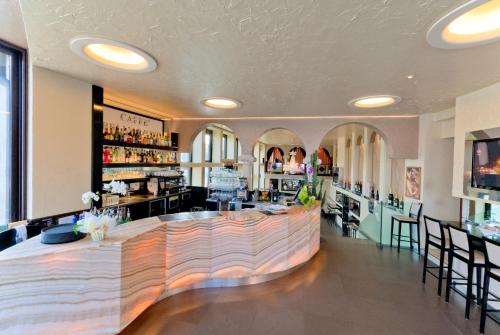 a bar in a restaurant with a counter at Hotel Bell'arrivo by Dori in Peschiera del Garda