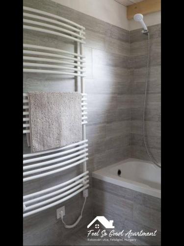 a bathroom with a bath tub and a bath tub at ‘Feel So Good’ apartment in Göd