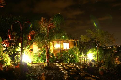 Shangri-Hila Lodgeにある庭