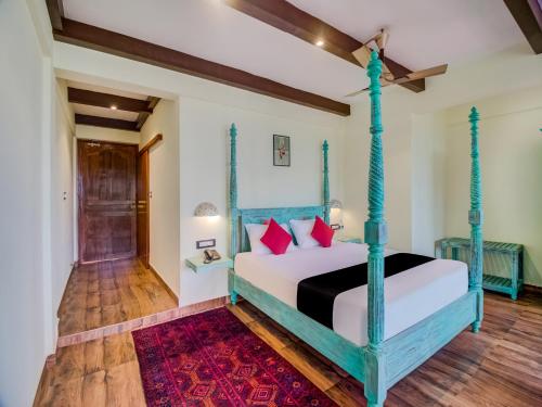 En eller flere senge i et værelse på La Papa Resort