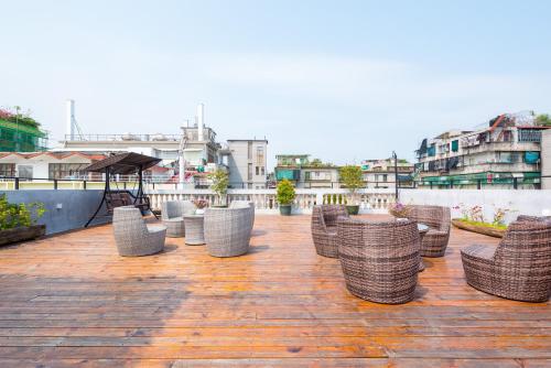 a row of wicker chairs sitting on a roof at Chaozhou Hello Inn in Chaozhou