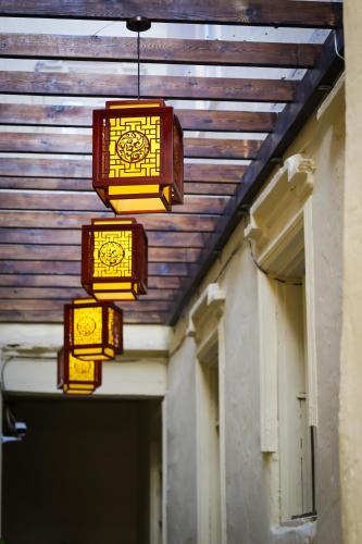 a group of lights hanging from a ceiling at Chaozhou Hello Inn in Chaozhou