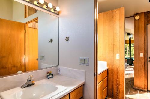 un bagno con lavandino e specchio di Toto House a Gualala