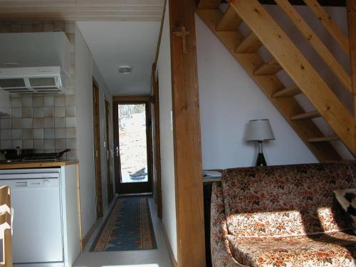 a living room with a couch and a kitchen at Grand Chalet 15 personnes. Vue exceptionnelle . Plein sud in Allos