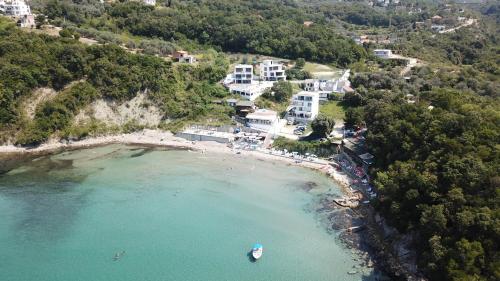 z powietrza widok na plażę z łodzią w wodzie w obiekcie Casa Mila apartments & bungalows w Ulcinju