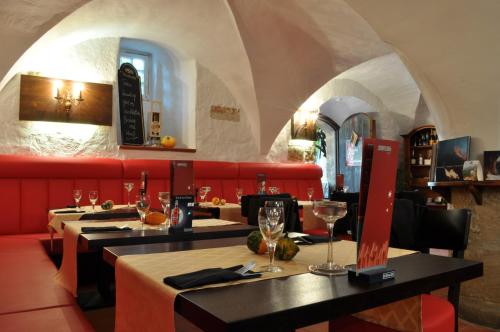 ein Restaurant mit zwei Tischen und einer roten Couch in der Unterkunft Schloss Wiesenthau in Forchheim