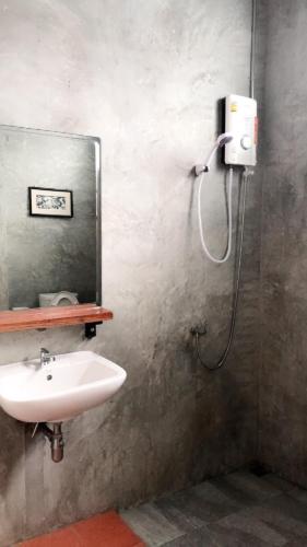 White Jail at Koh Tao Hostelにあるバスルーム