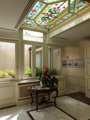 Camera con tavolo e soffitto in vetro colorato. di Al centro Luxury Home a Caserta