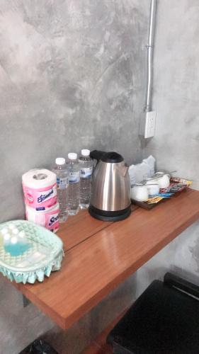 White Jail at Koh Tao Hostelにあるコーヒーまたはお茶
